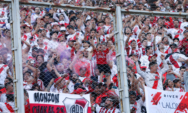 Отчаянная фанатка прикрепила к ребенку взрывчатку ради любимого клуба: видео