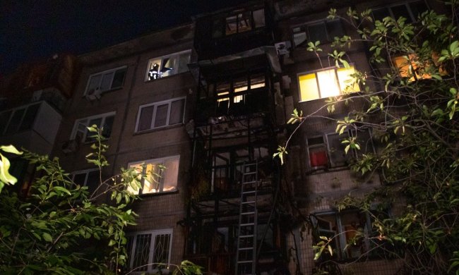 У Києві палає багатоповерхівка: стовп диму і дика паніка, пожежники валяться з ніг