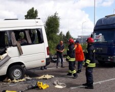 Страшна ДТП під Івано-Франківськом забрала життя двох молодих людей: злетілися швидка і поліція, перші кадри пекла