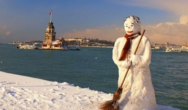 В Стамбуле лепят "национальных" снеговиков (фото)