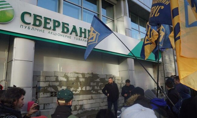 Ображений Сбербанк поспішив поскаржитися копам