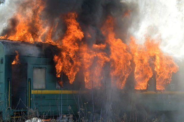 Поезд на бешенной скорости протаранил бензовоз: пассажиры оказались в огненном аду