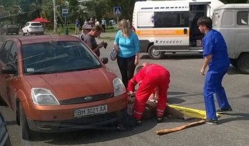 Автомобиль переехал семью на перекрестке в Сумах (ФОТО)