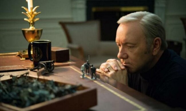 Добрался и к королевской семье: Спейси обвинили в новых домогательствах