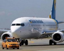 Вибухотехніки обшукали "замінований" літак у Львові