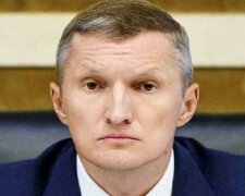 "Волонтерить" з коктейлем у руці: відомий податківець Євген Бамбізов лупить дівчат у барах і вільно катається світом