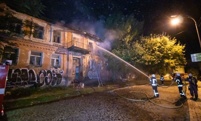 Вночі у Києві спалахнув будинок, пожежники мчали зі всього міста: люди могли не прокинутися