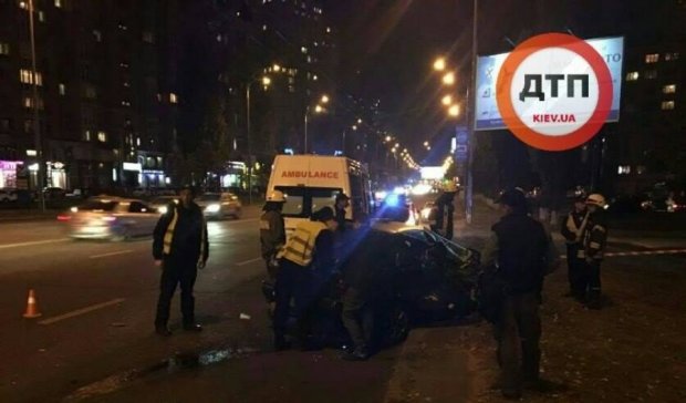 П'яний гонщик розбив автомобіль об вантажівку в Києві