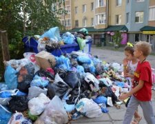 Львів на порозі екологічного лиха: вулиці потонули у смітті