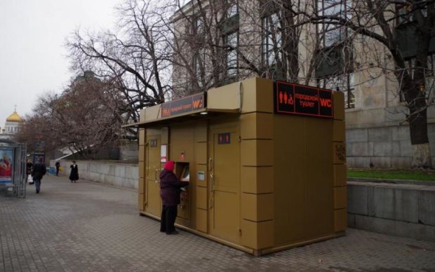 Курьезное ДТП: ветер снес киевлянку вместе с биотуалетом