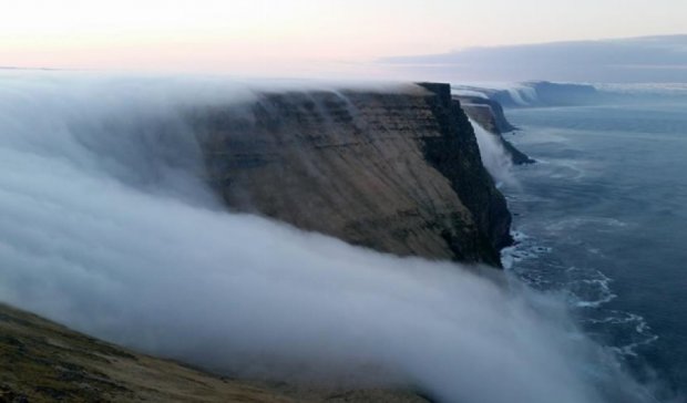 В Ісландії зняли на відео водоспад з туману (відео)