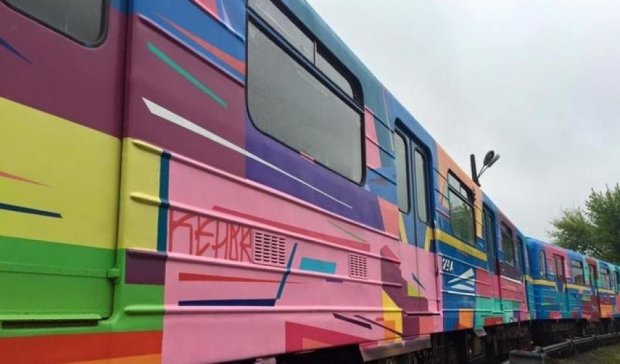 Іспанський художник розфарбував поїзд київського метро