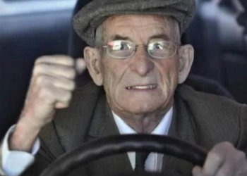 Пенсіонер за кермом, кадр з відео