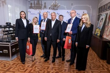 На фото (зліва направо): Анна Різатдінова, Анастасія Брик, Микола Грановський, Анатолій Бойко, Олександр Нікішев, Міхал Балага, Олександра Новікова