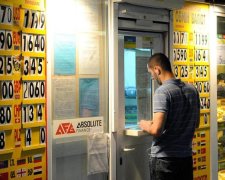 Курс валют на 15 апреля: доллар помирился с гривной
