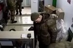 Окупант відправляє речі в рф. Фото: скрін youtube