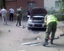 Мощный взрыв уничтожил сразу два автомобиля одной киевской семьи