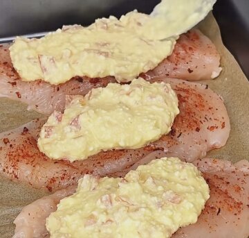 Куряче філе під "шапочкою" з сиру: фото скрін рецепту
