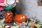 Маринованные помидоры, фото: скриншот из видео