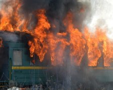 Поїзд на шаленій швидкості протаранив бензовоз: пасажири опинилися у вогняному пеклі