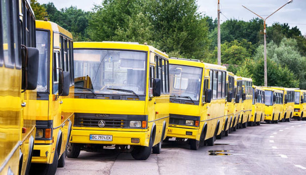 Київський водій ледь не відправив на той світ переповнену маршрутку: фото "труни на колесах"