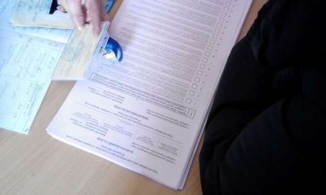 У Миколаєві зіпсували 300 бюлетенів,  а в Херсоні понад три тисячі - без печаток
