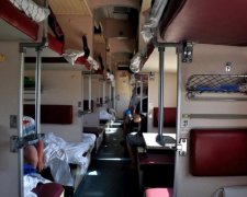 Прокинулася від різкого болю: поїздка в Укрзалізниці закінчилася для пасажирки плачевно