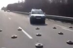 Водії об'їжджають заміновану ділянку дороги, скріншот