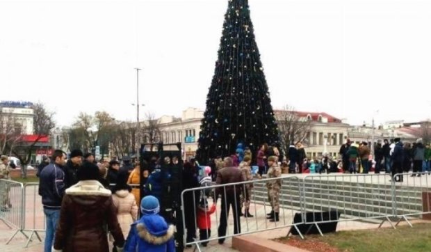 Дітей в Криму пускають до новорічної ялинки через металошукач