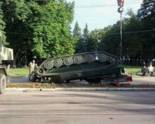 На улице Конотопа перевернулся зенитно-ракетный комплекс