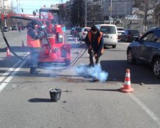 Суровые коммунальщики заасфальтировали голубя, тапок и яблоко