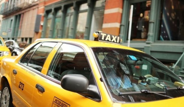 Таксист помер від передозування, поки чекав клієнтів 