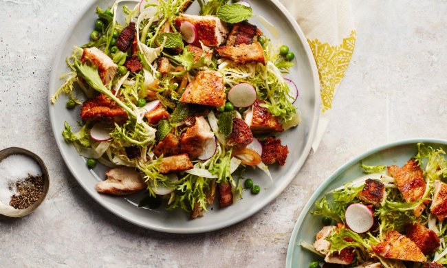 Рецепт корисного сніданку: зелень з беконом і горіхами