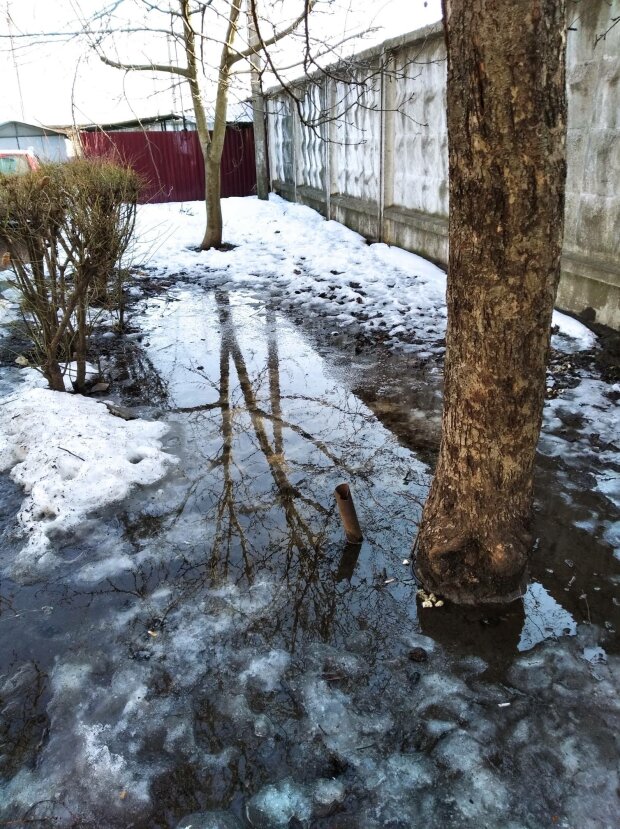 Снег знаешь. Талый снег. Чего Церковь затопило.