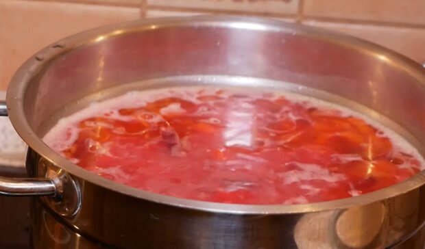 Костянтин Грубич, приготування борщу на сироватці, кадр з відео: YouTube