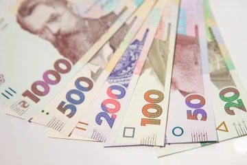 Гривневі купюри в гаманці