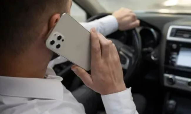 Авто, телефон, кадр з відео