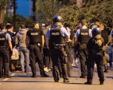 В Германии агрессивная толпа схлестнулась с полицейскими: первые подробности