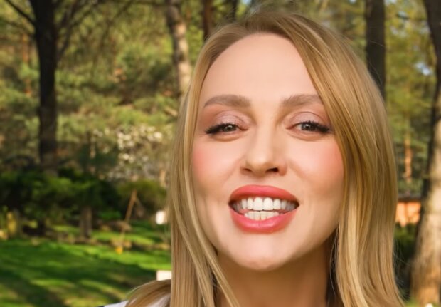 Оля Полякова, кадр из видео