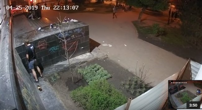 Неуправляемые малолетки превратили центр Харькова в туалет и свалку: шокирующее видео