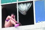 Толпа людей в Китае убедила самоубийцу спрыгнуть с 10-го этажа
