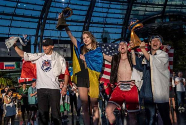 Українка виграла Чемпіонат світу із запуску паперових літачків
