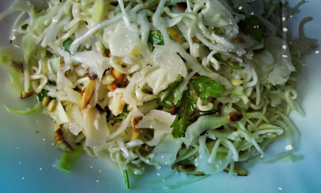 Економний варіант на всі випадки життя: простий рецепт хрусткого салату з мівіною