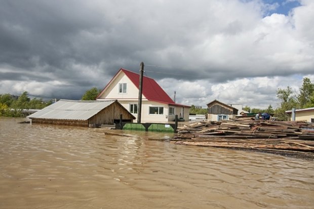 Пылающую Сибирь затопило наводнением
