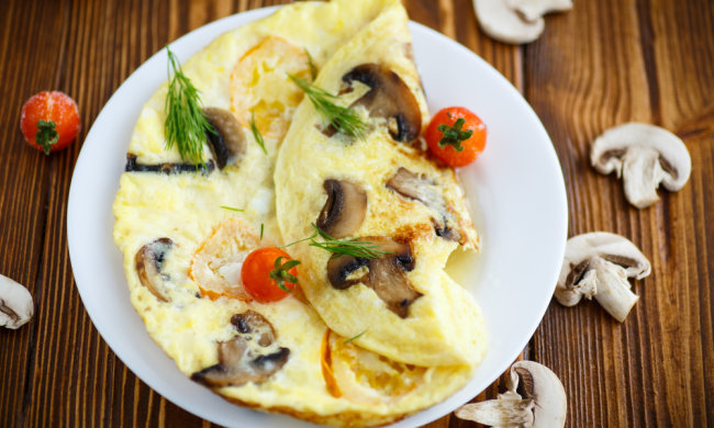 Смачний сніданок за 6 хвилин: омлет з сиром і грибами
