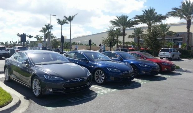 Автомобілі Tesla знецінять нафту і платину