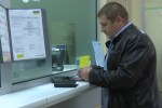 Отримання зарплати. Фото: скрін youtube