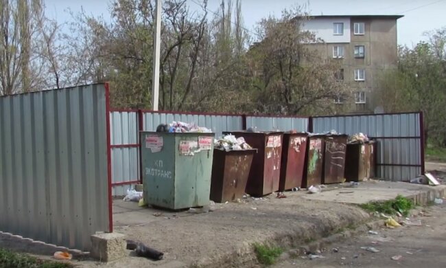 мусорные контейнеры, скриншот из видео