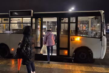Українка заходить до автобуса / фото: Знай.ua