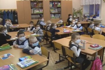 Школярі в масках, скріншот відео